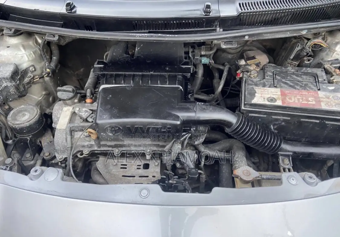 Toyota Vitz 2010 Silver