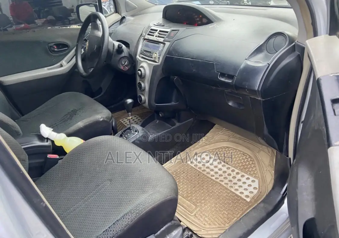 Toyota Vitz 2010 Silver