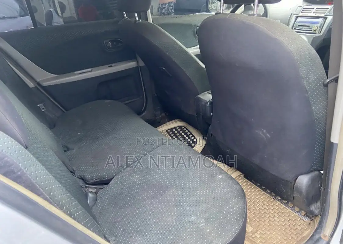 Toyota Vitz 2010 Silver