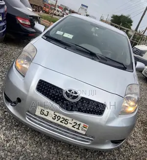 Toyota Vitz 2010 Silver