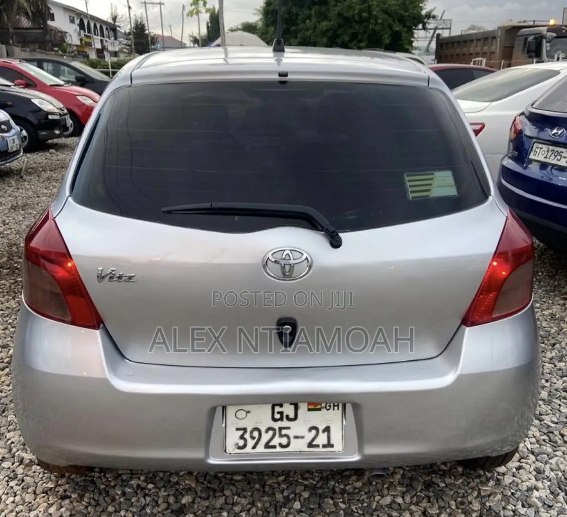 Toyota Vitz 2010 Silver