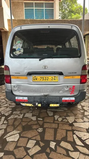 Toyota HiAce 2010 Red