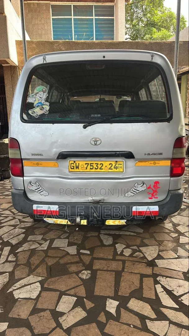 Toyota HiAce 2010 Red