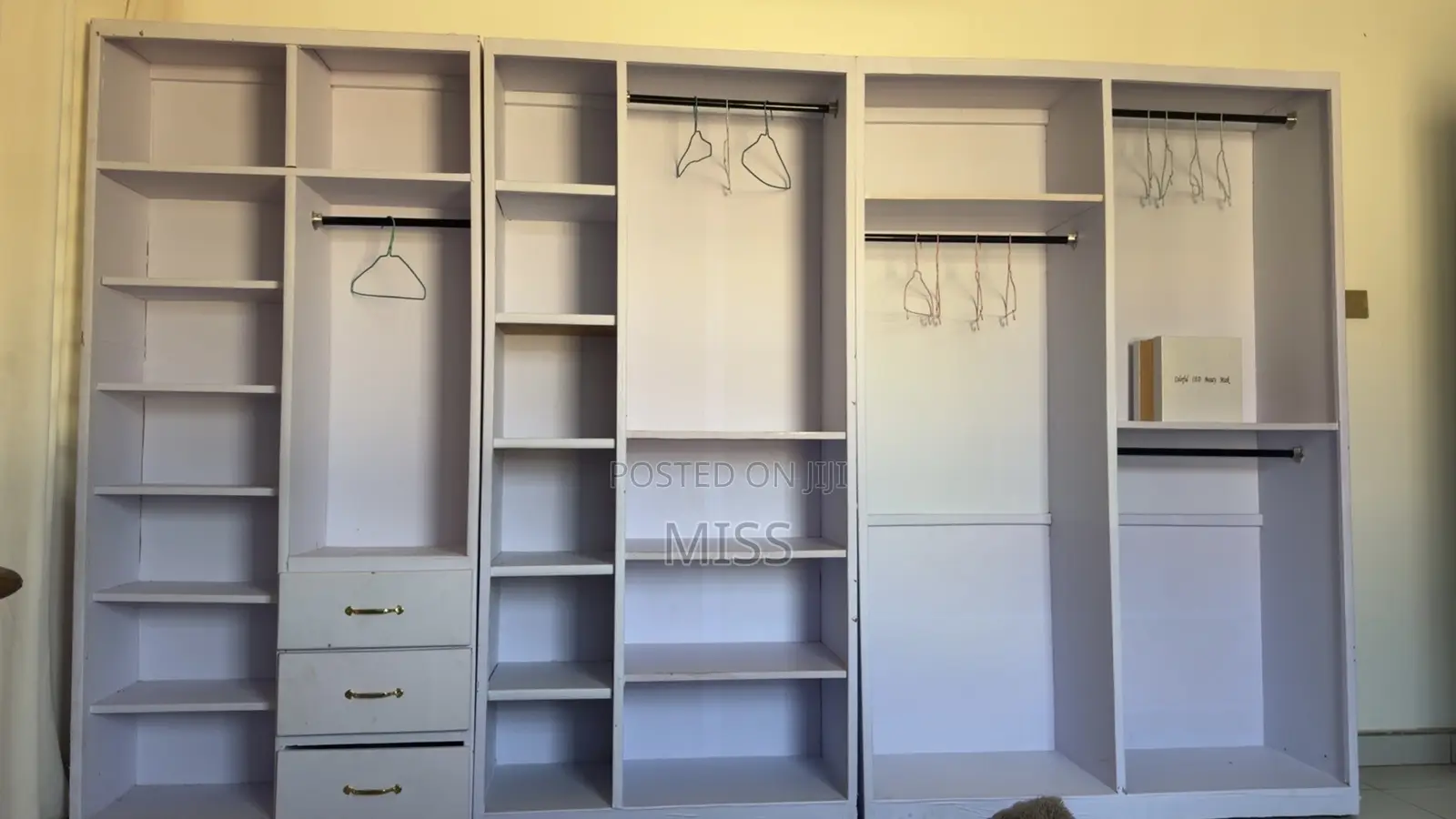 Closet 4 Seperate Pieces 800gh a Piece