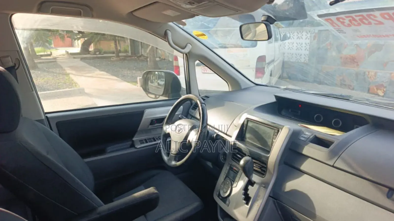 Toyota Voxy 2011 Silver