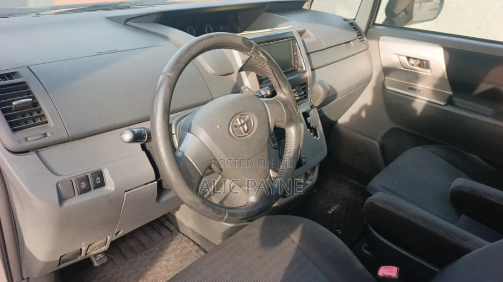 Toyota Voxy 2011 Silver