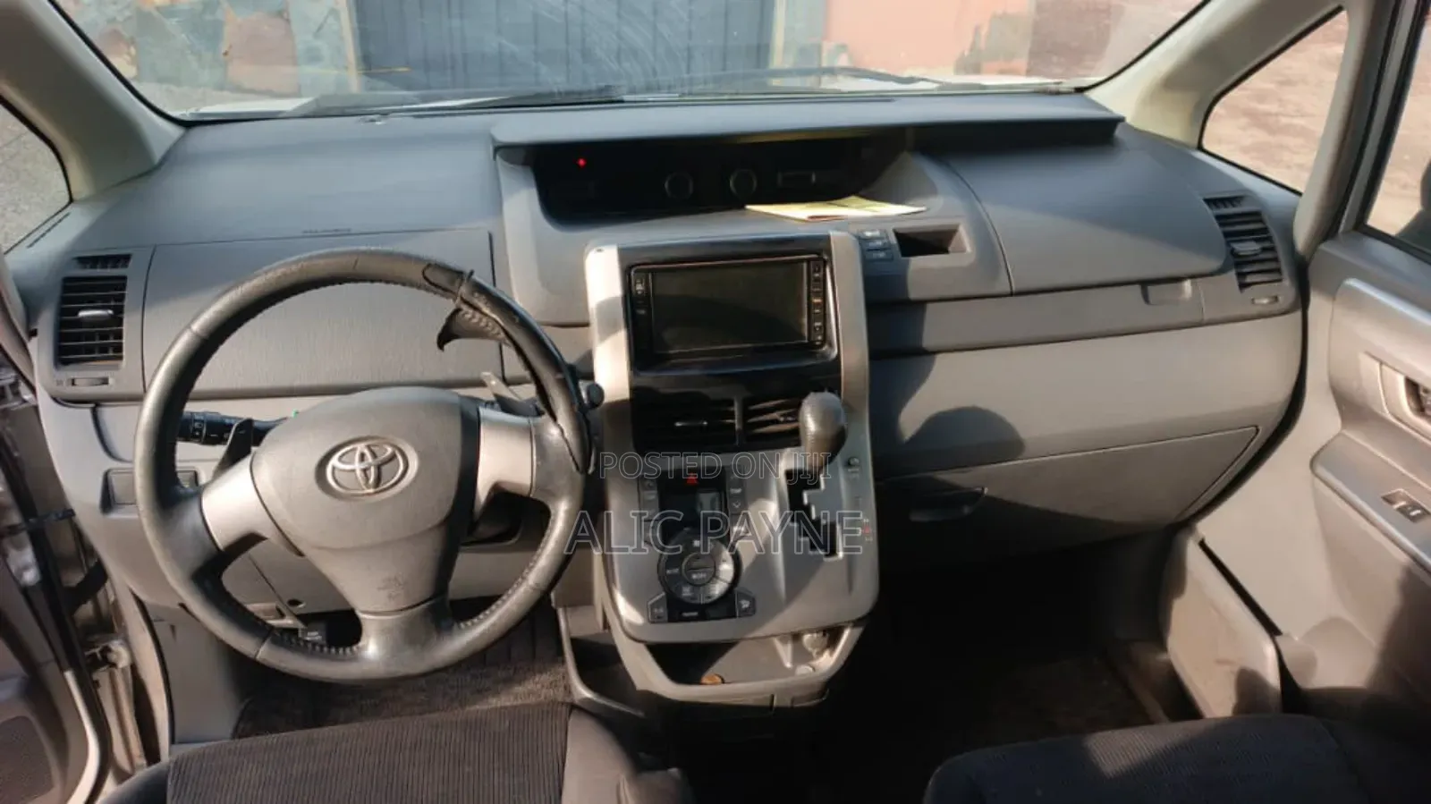 Toyota Voxy 2011 Silver