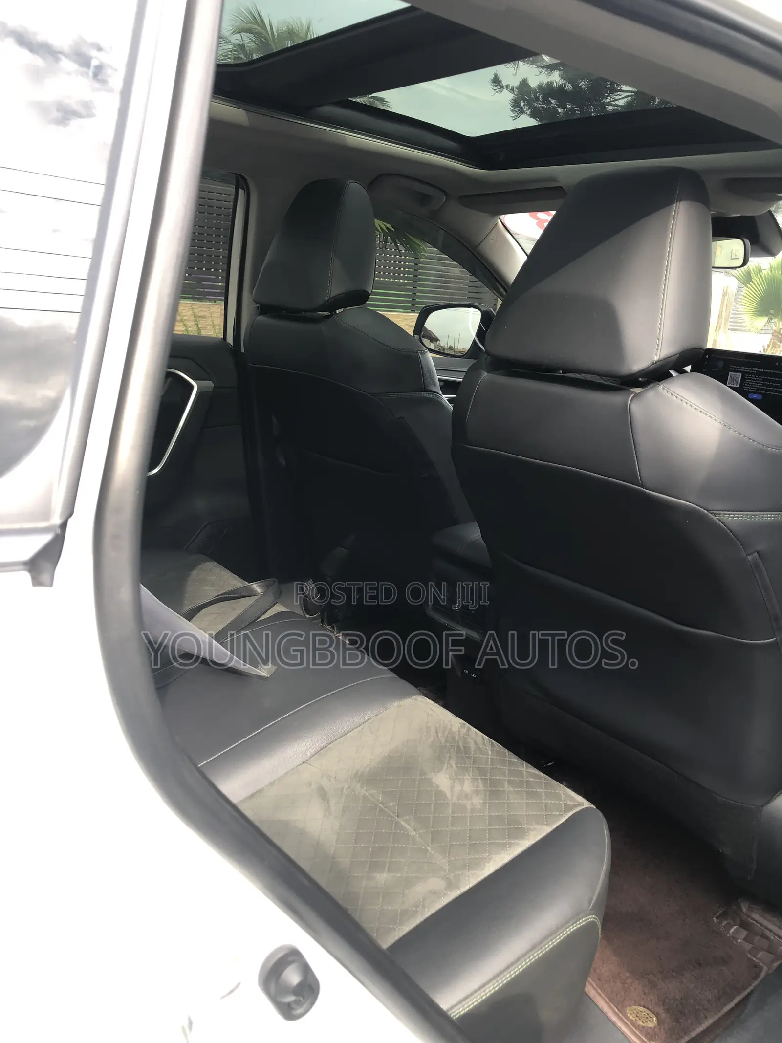 Toyota RAV4 XLE Premium AWD 2023 White