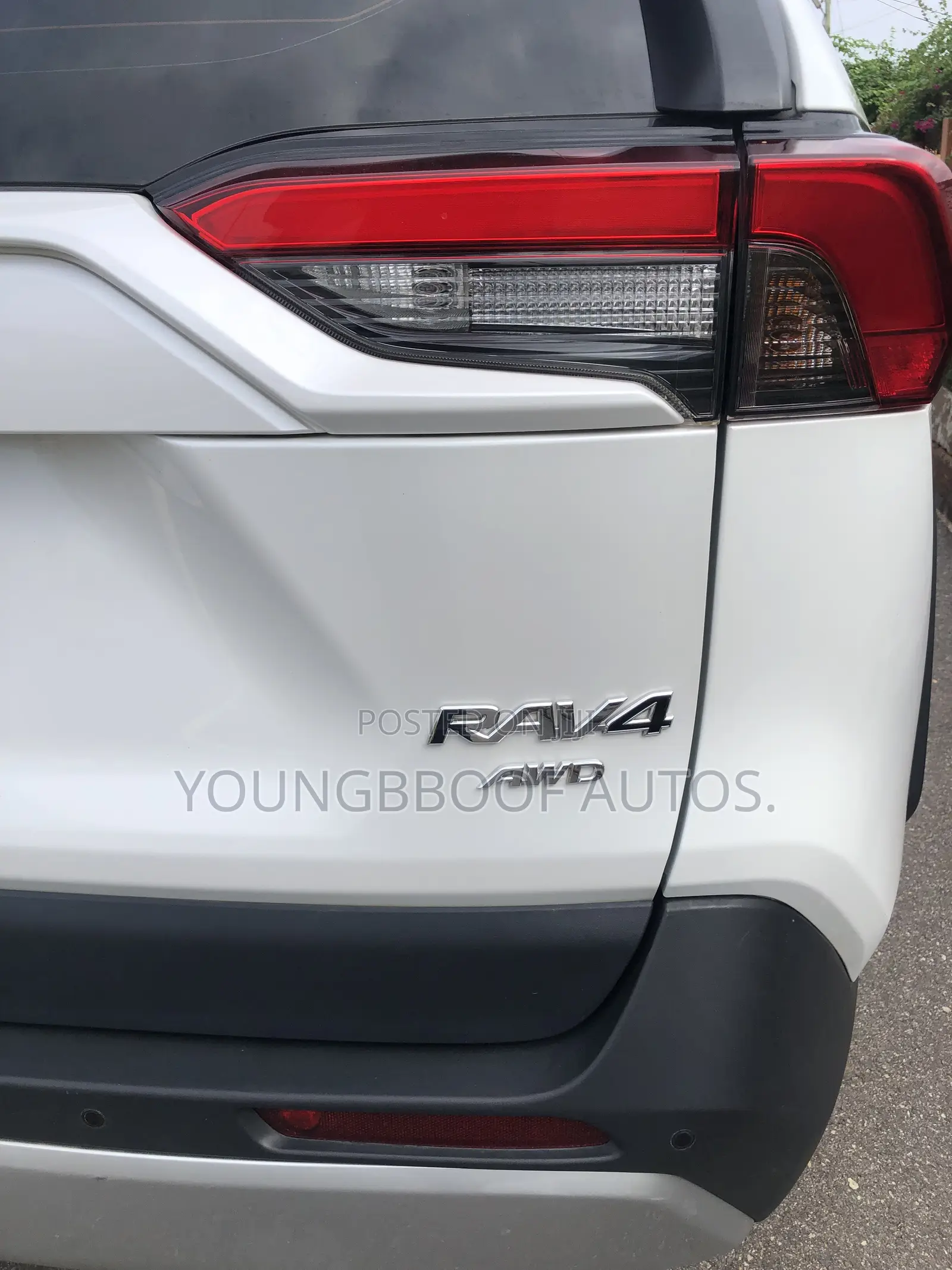 Toyota RAV4 XLE Premium AWD 2023 White