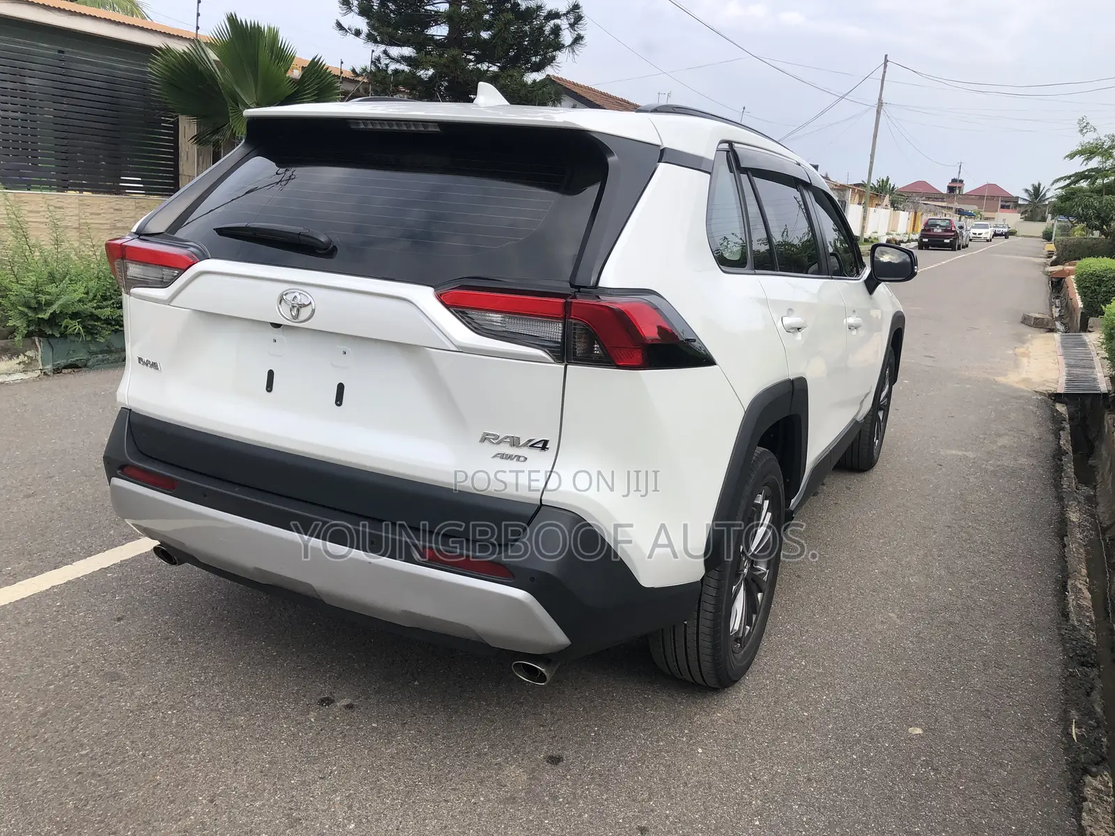 Toyota RAV4 XLE Premium AWD 2023 White
