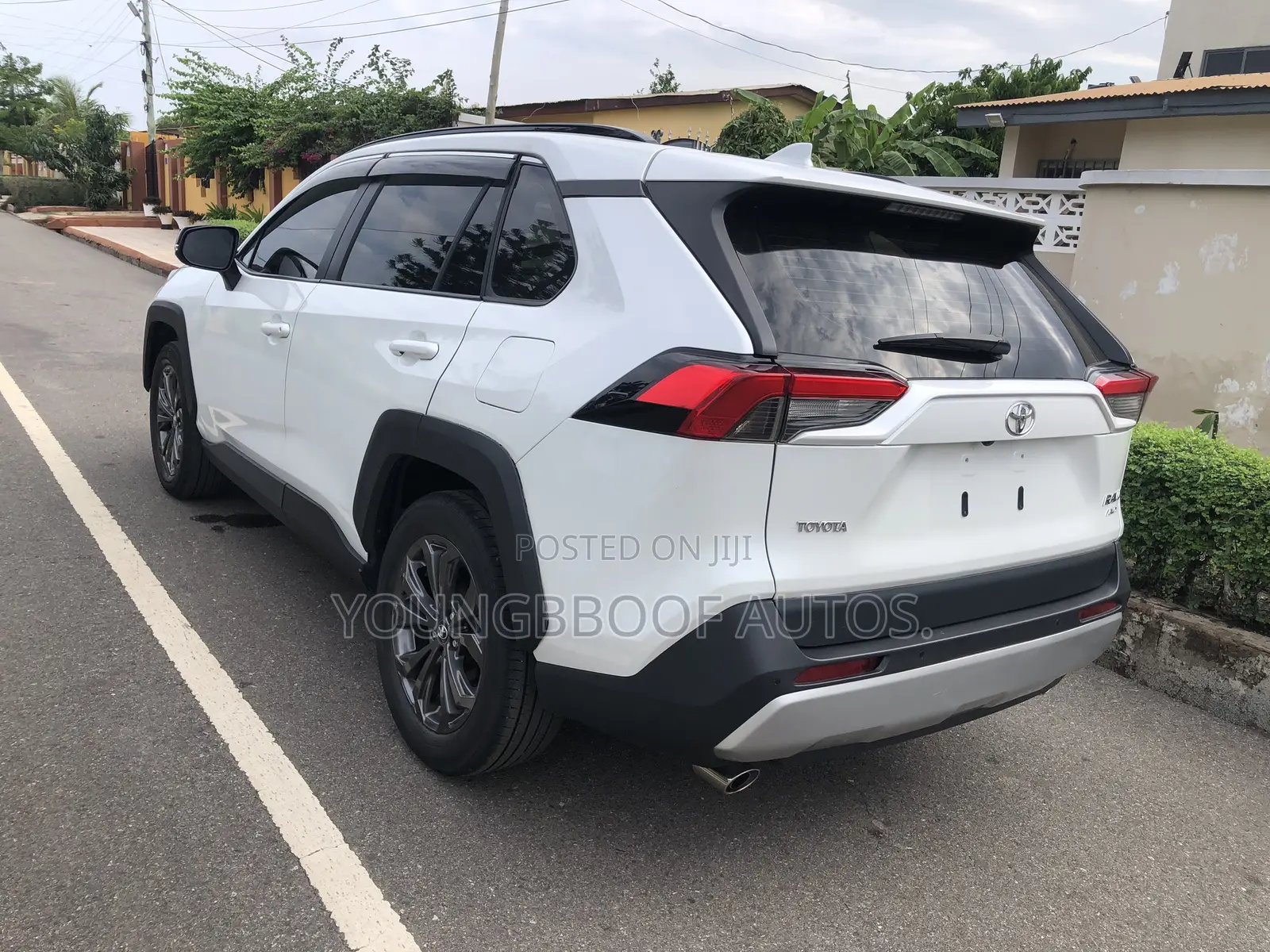 Toyota RAV4 XLE Premium AWD 2023 White