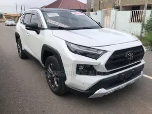 Toyota RAV4 XLE Premium AWD 2023 White