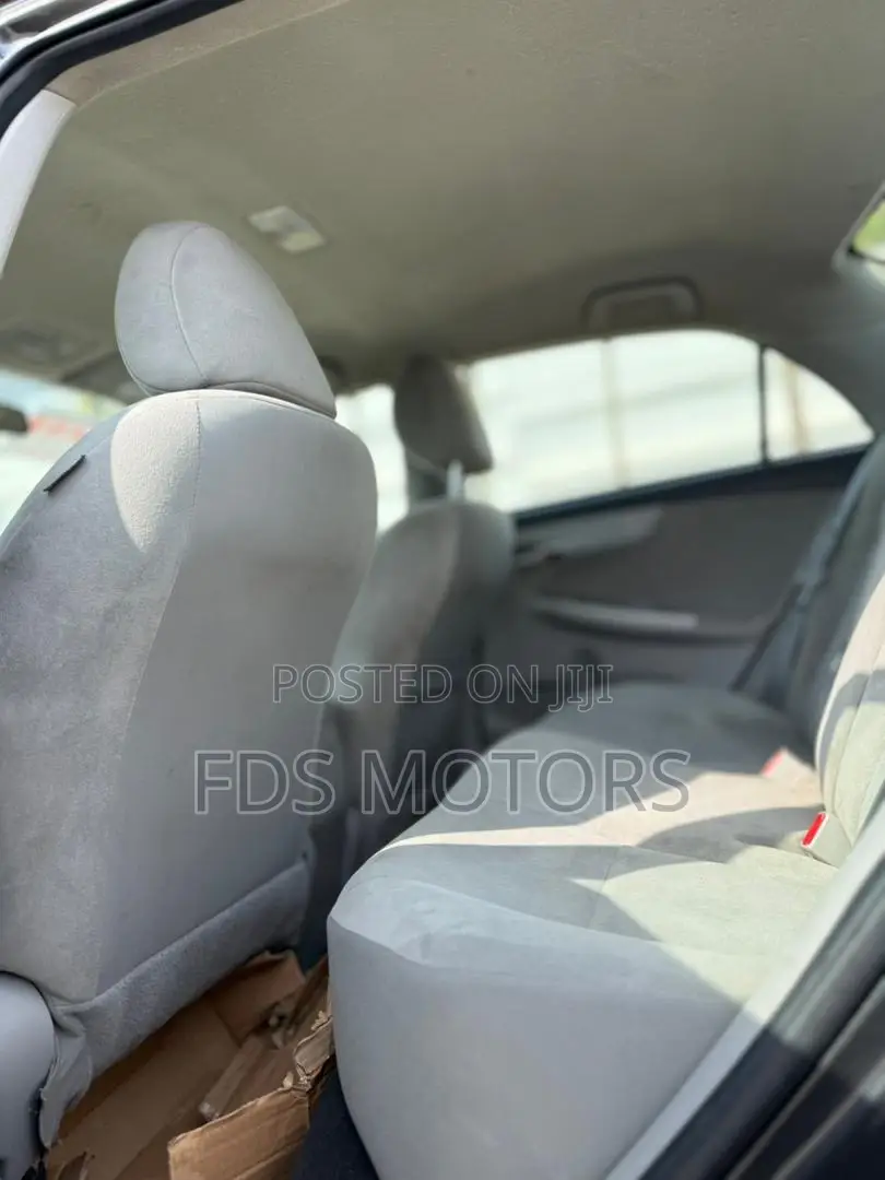 Toyota Corolla LE 4dr Sedan (1.8L 4cyl 4A) 2013 Gray