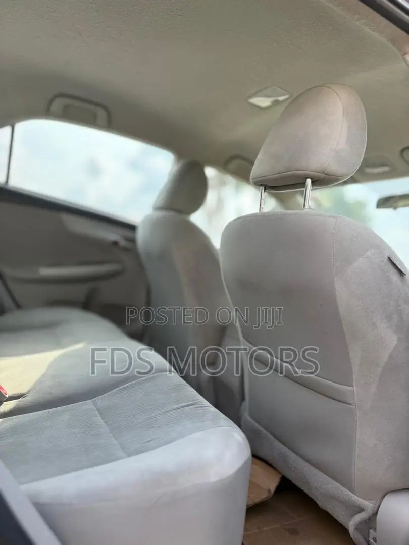 Toyota Corolla LE 4dr Sedan (1.8L 4cyl 4A) 2013 Gray