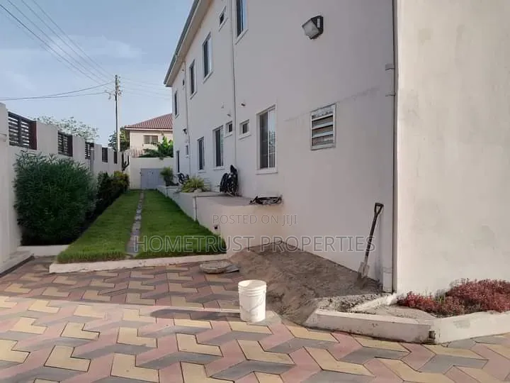 20bdrm Apartment in Adenta Panteng, SDA Area for sale