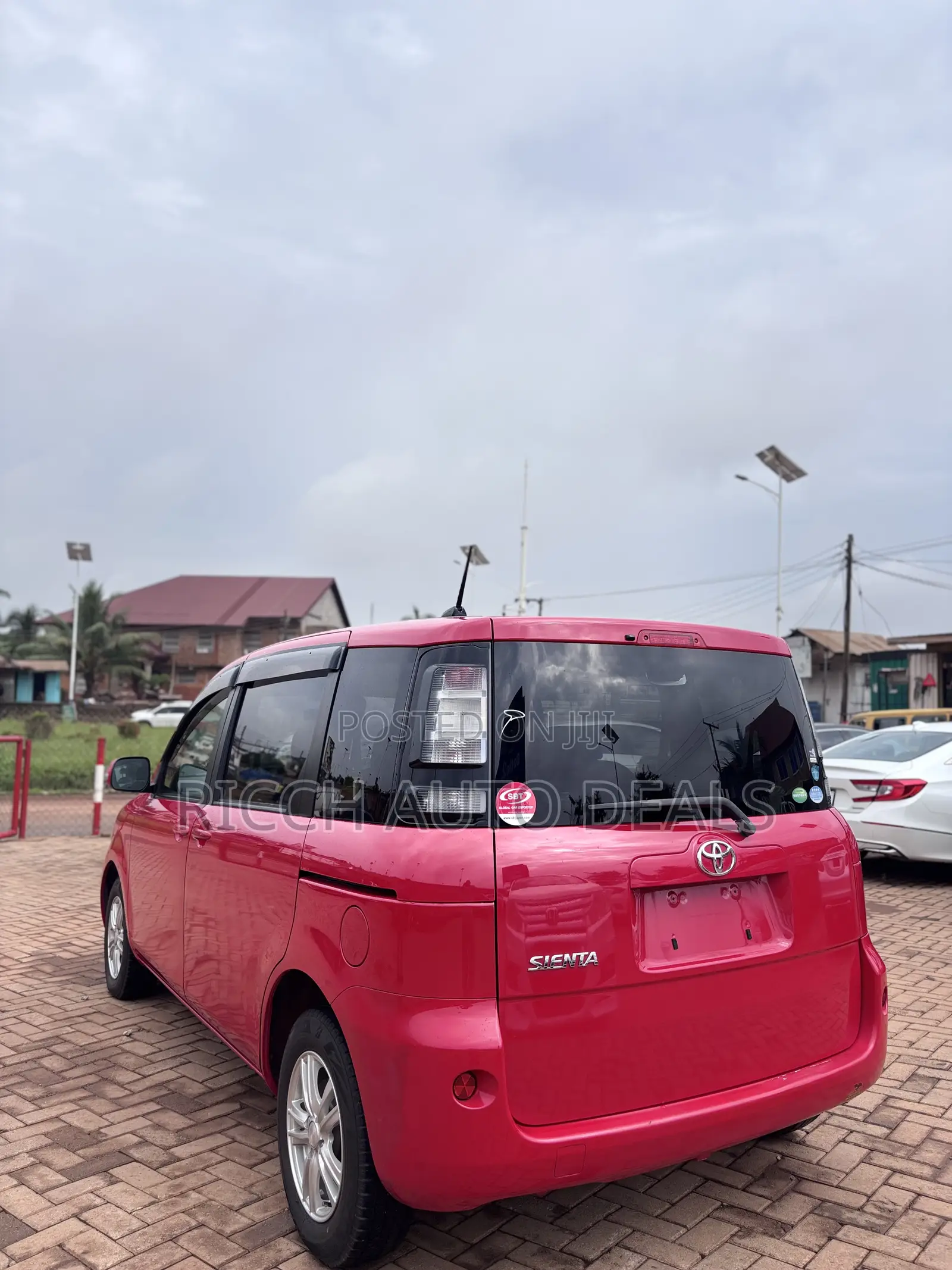 Toyota Sienta 1.5 FWD 2012 Red