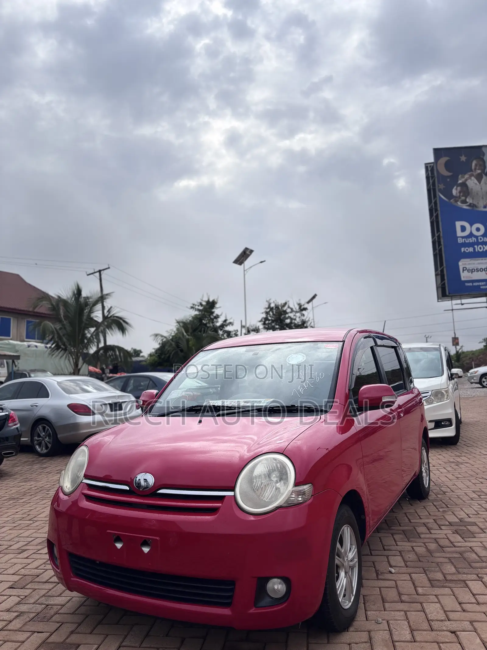 Toyota Sienta 1.5 FWD 2012 Red