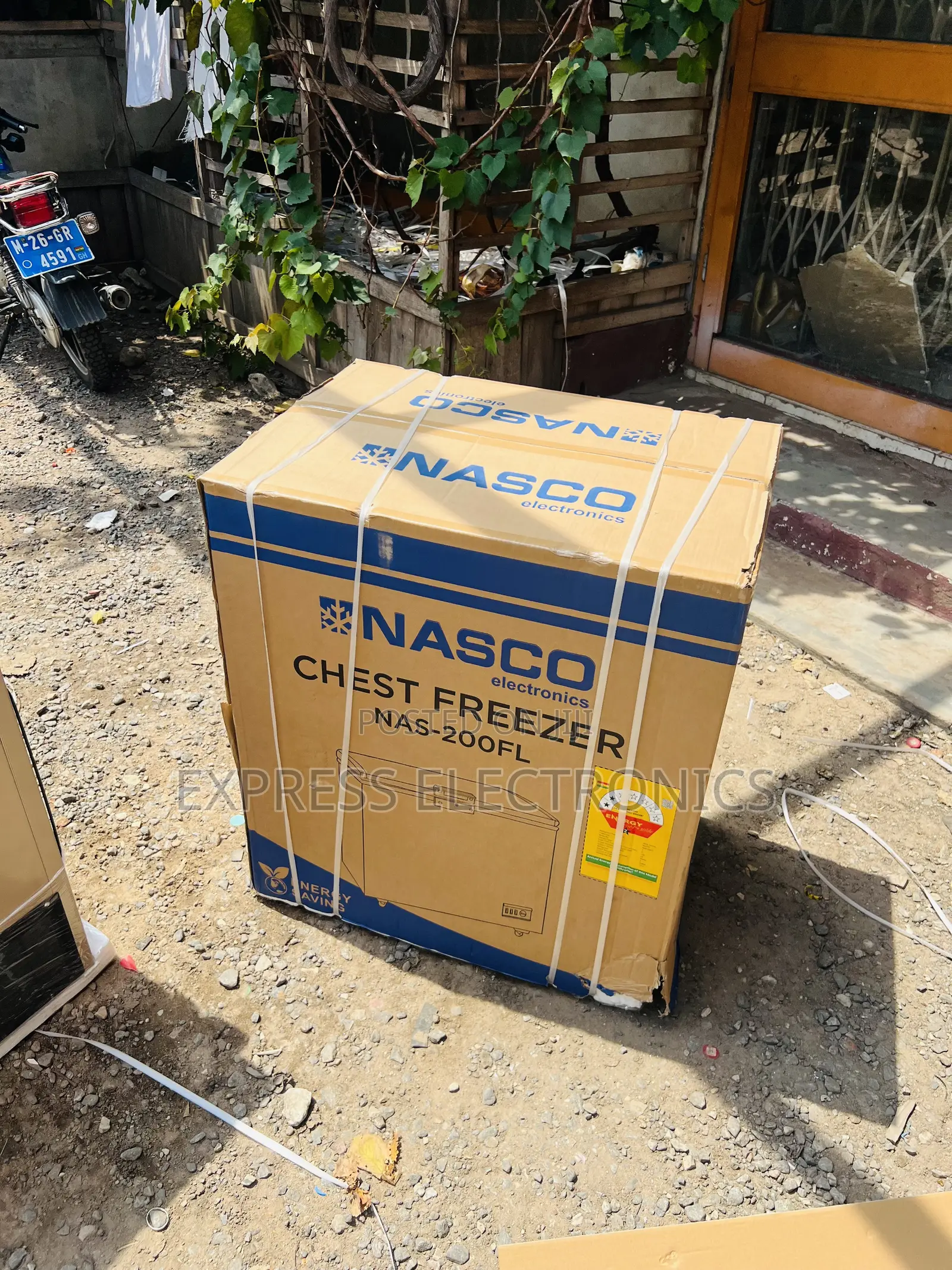 Spectacular Performance Chest Single Door Gold Color Nasco 150l