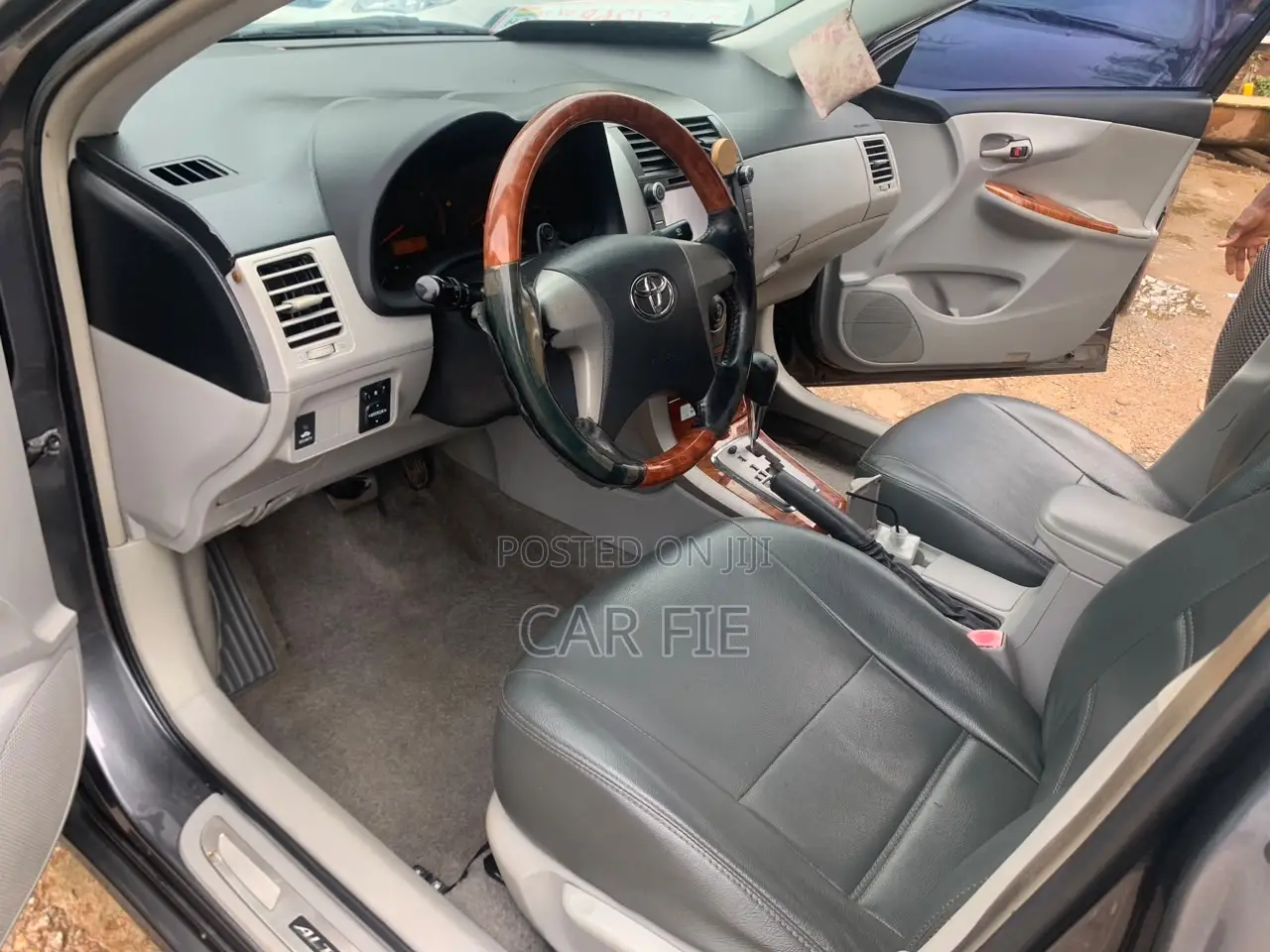 Toyota Corolla LE 4dr Sedan (1.8L 4cyl 4A) 2010 Gray