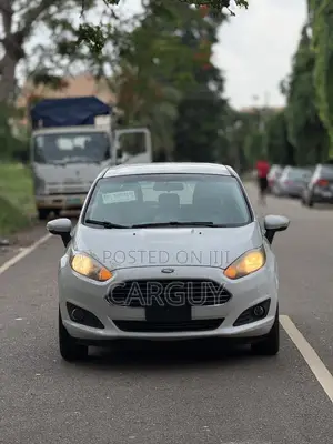 Ford Fiesta SE 4dr Hatchback (1.6L 4cyl 5M) 2015 White