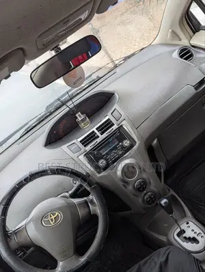 Toyota Vitz 1.3 FWD 5dr 2010 Gray