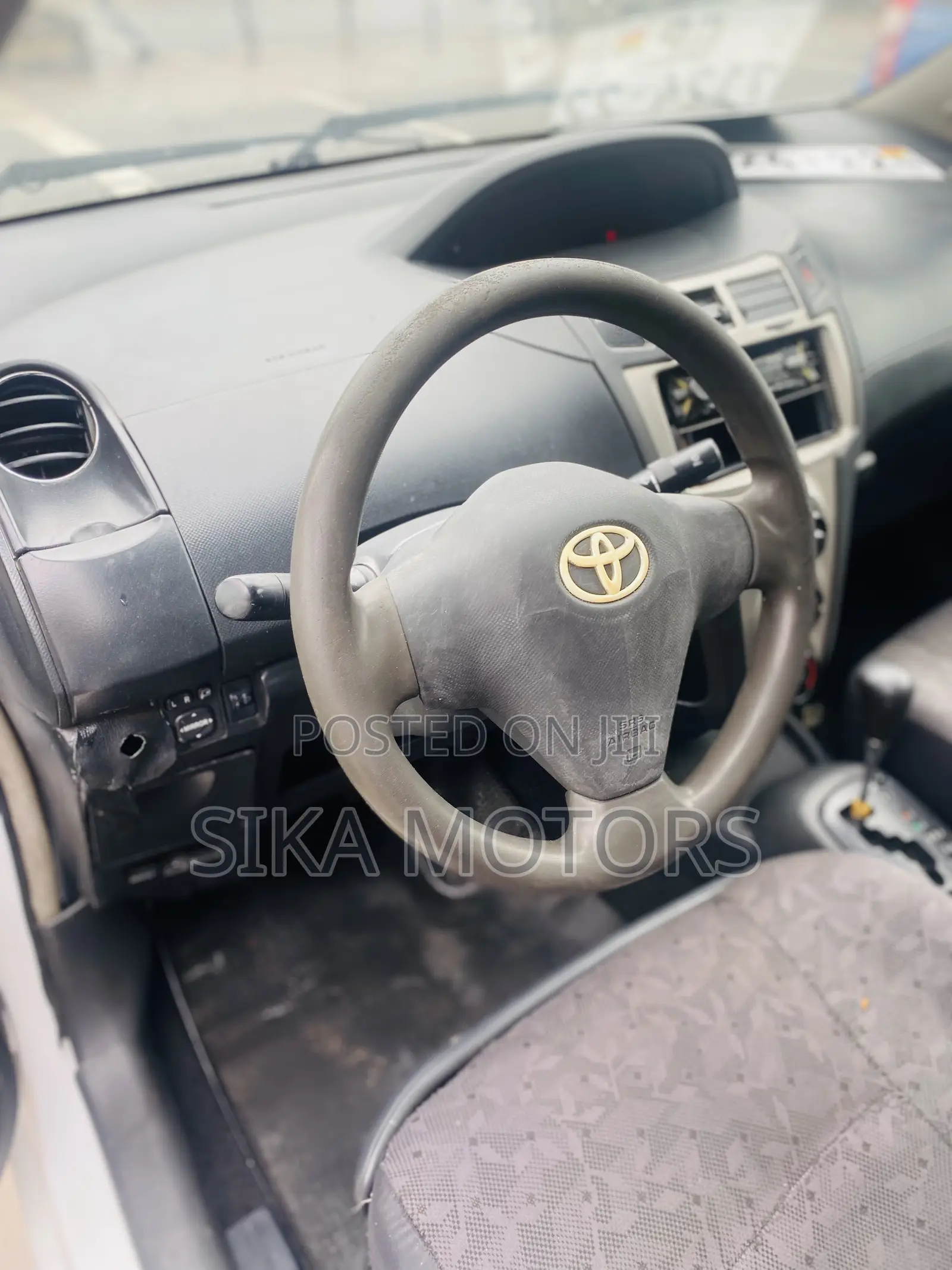 Toyota Vitz 2010 White