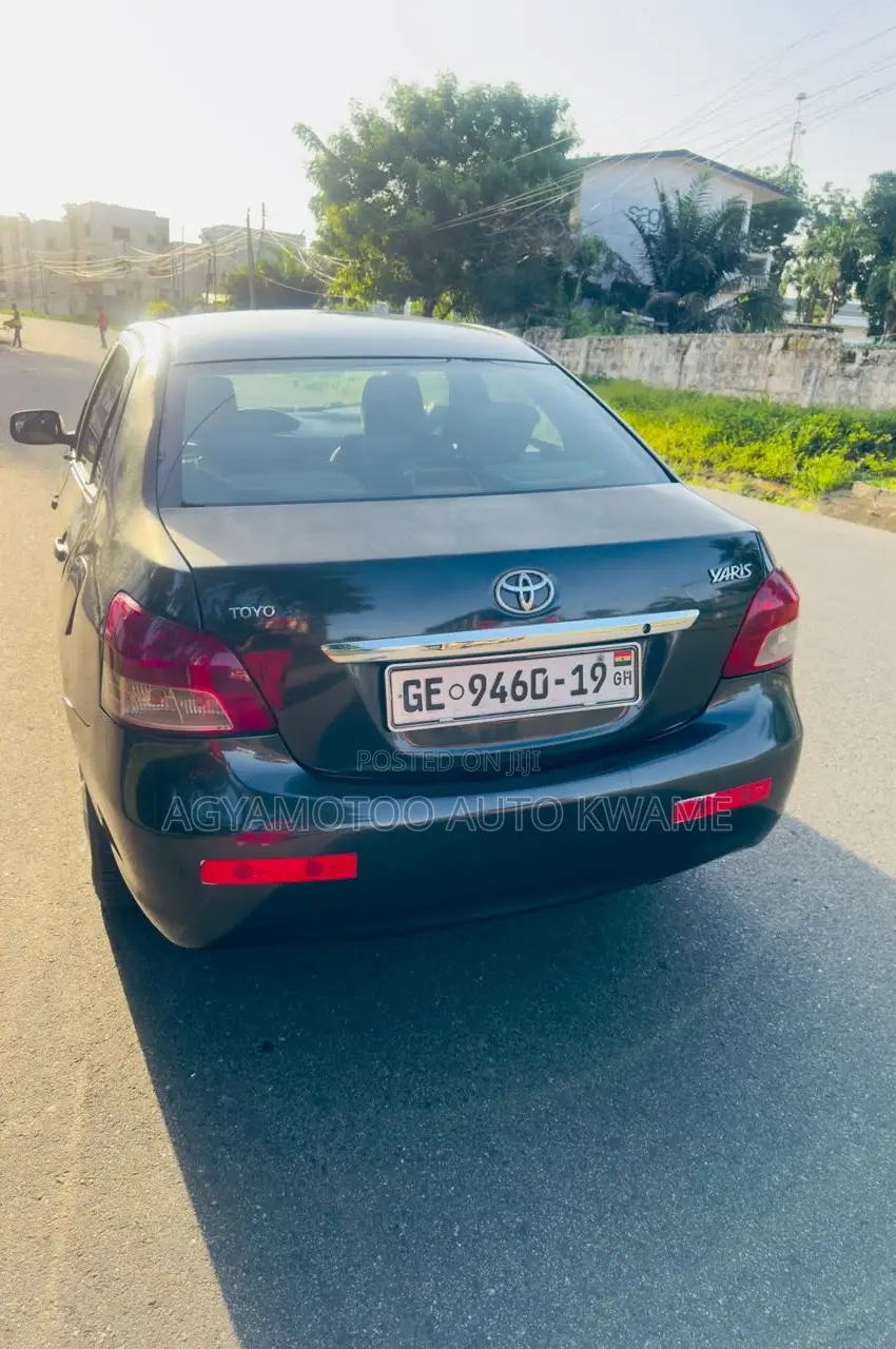 Toyota Yaris Base Sedan 4dr 2010 Black