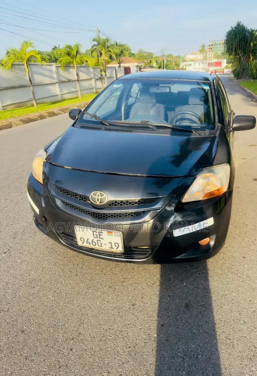 Toyota Yaris Base Sedan 4dr 2010 Black