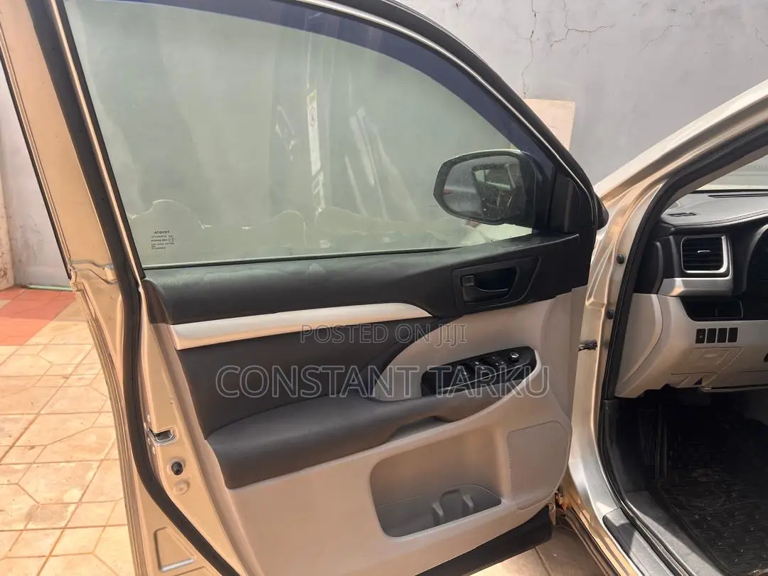 Toyota Highlander LE 4dr SUV (2.7L 4cyl 6A) 2015 Beige