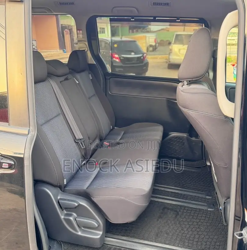 Toyota Noah 2.0 AWD (8 Seater) 2015 Black
