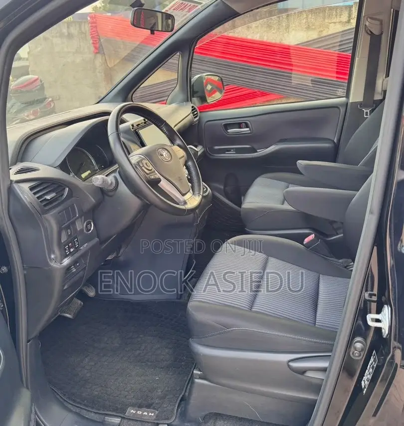 Toyota Noah 2.0 AWD (8 Seater) 2015 Black