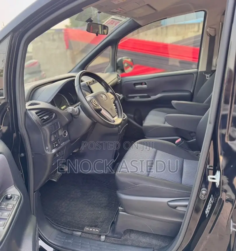 Toyota Noah 2.0 AWD (8 Seater) 2015 Black