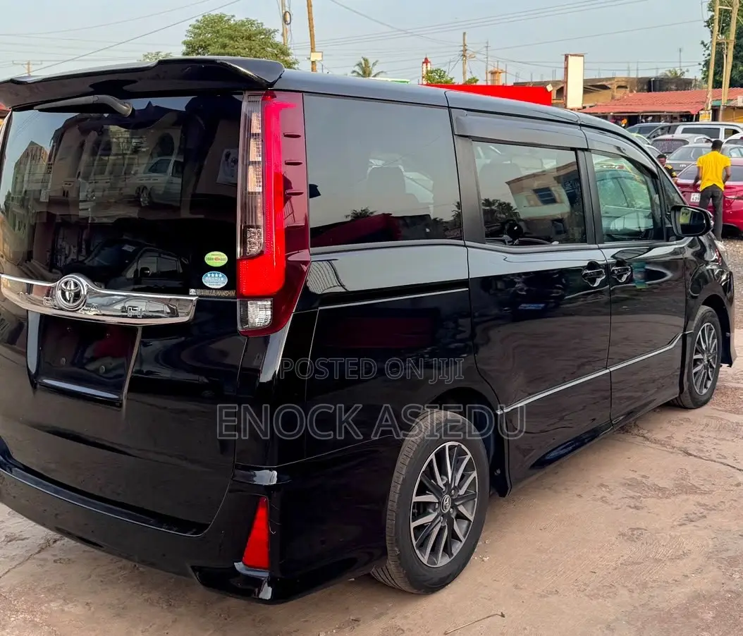 Toyota Noah 2.0 AWD (8 Seater) 2015 Black