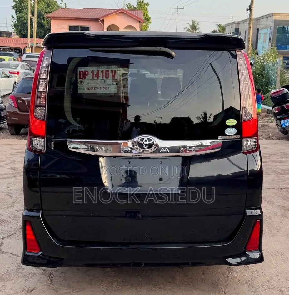 Toyota Noah 2.0 AWD (8 Seater) 2015 Black