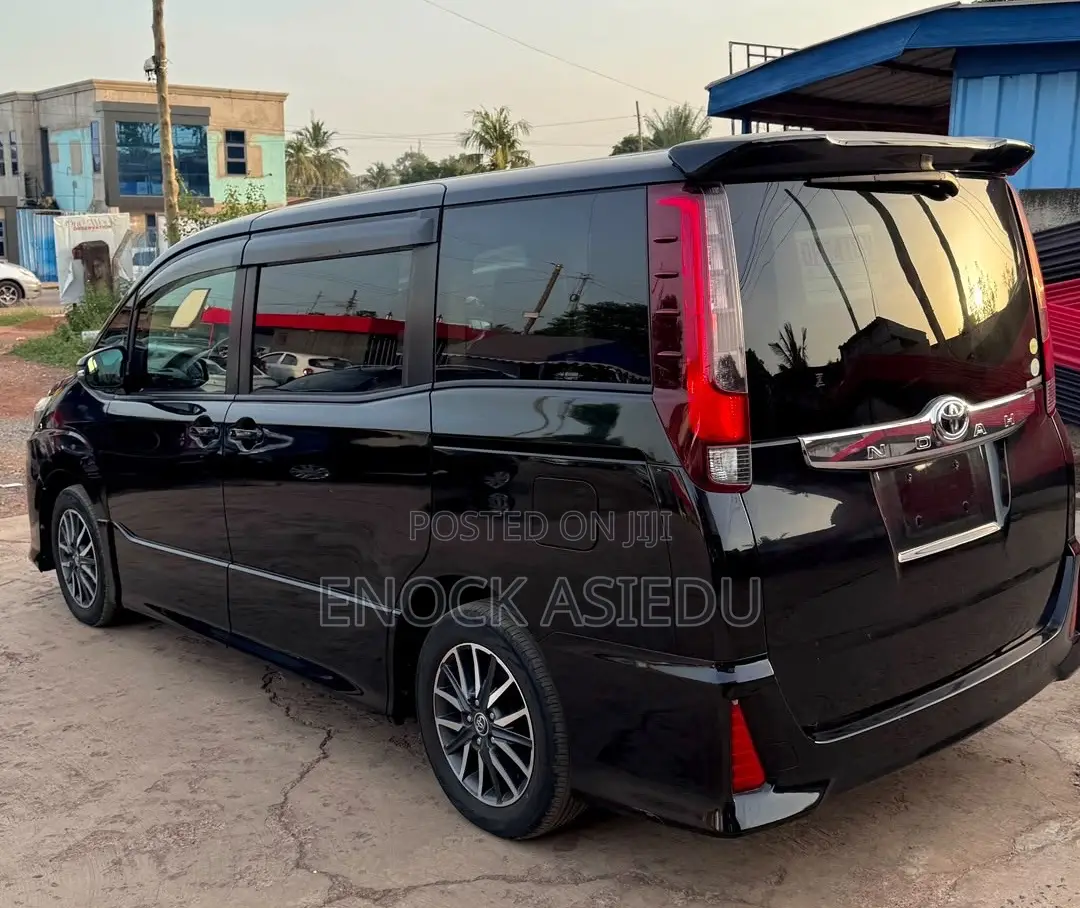 Toyota Noah 2.0 AWD (8 Seater) 2015 Black