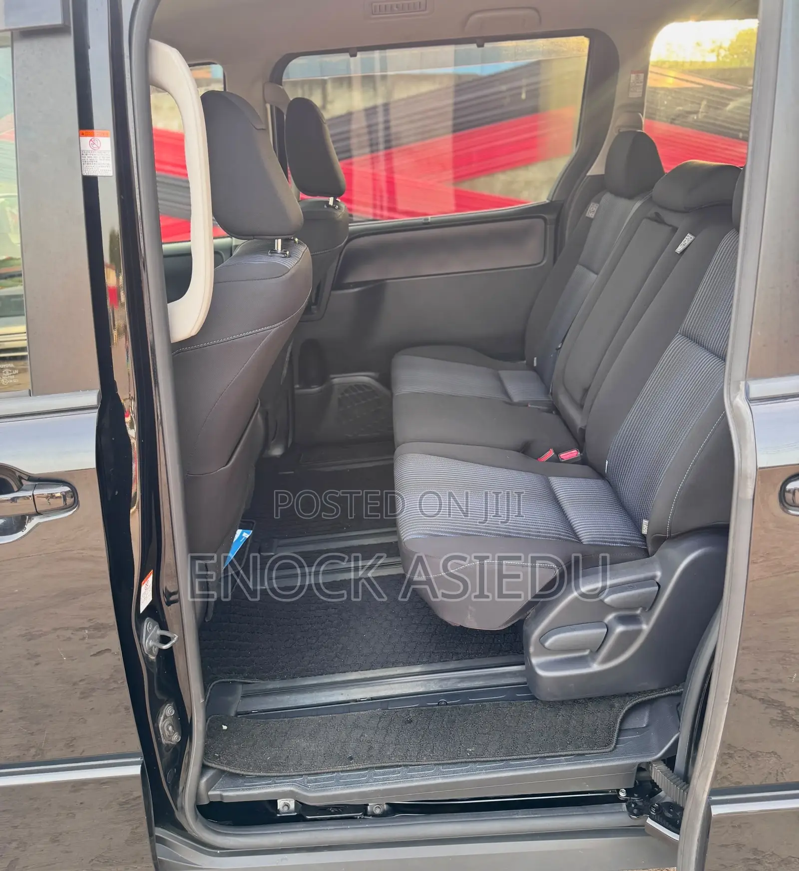 Toyota Noah 2.0 AWD (8 Seater) 2015 Black