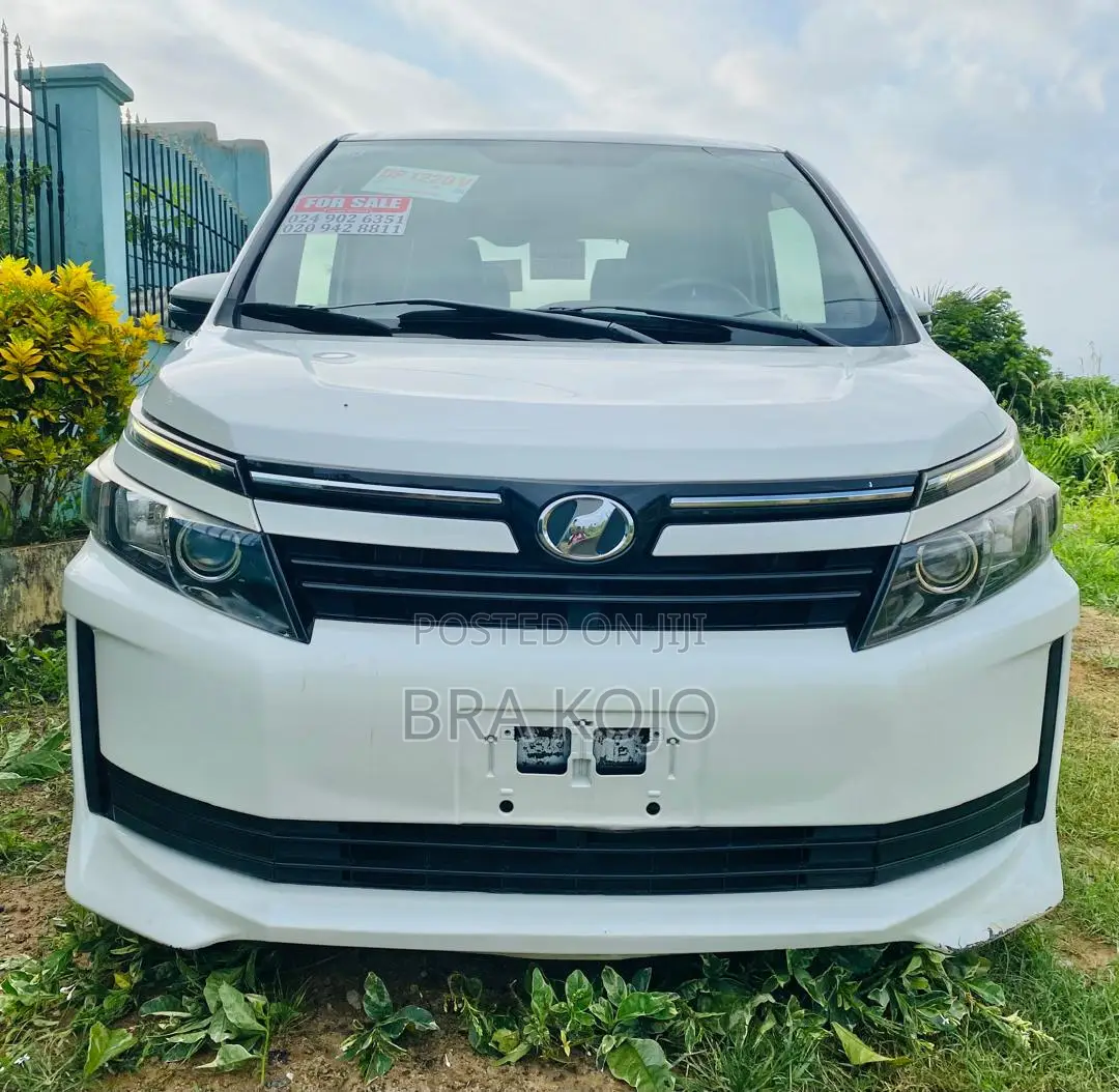 Toyota Voxy X 4WD 7-Seater 2015 Pearl