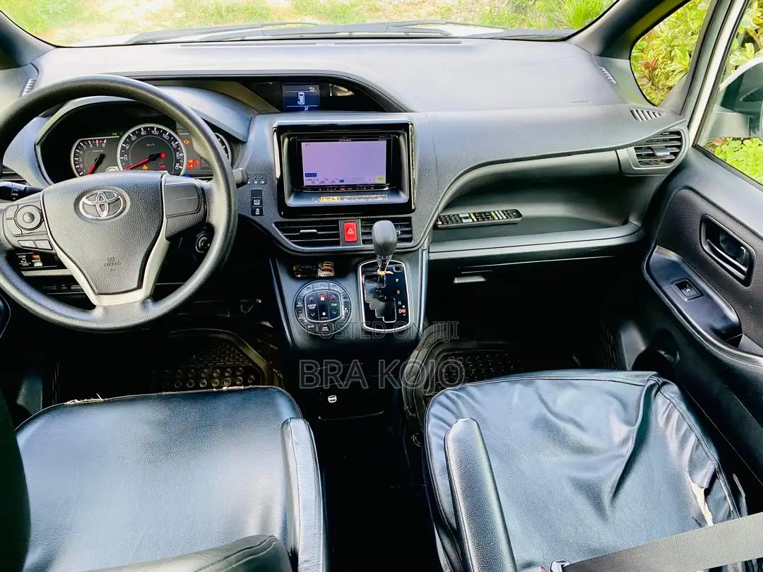 Toyota Voxy X 4WD 7-Seater 2015 Pearl