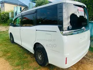 Toyota Voxy X 4WD 7-Seater 2015 Pearl