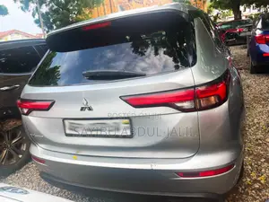 Mitsubishi Outlander 2022 Silver