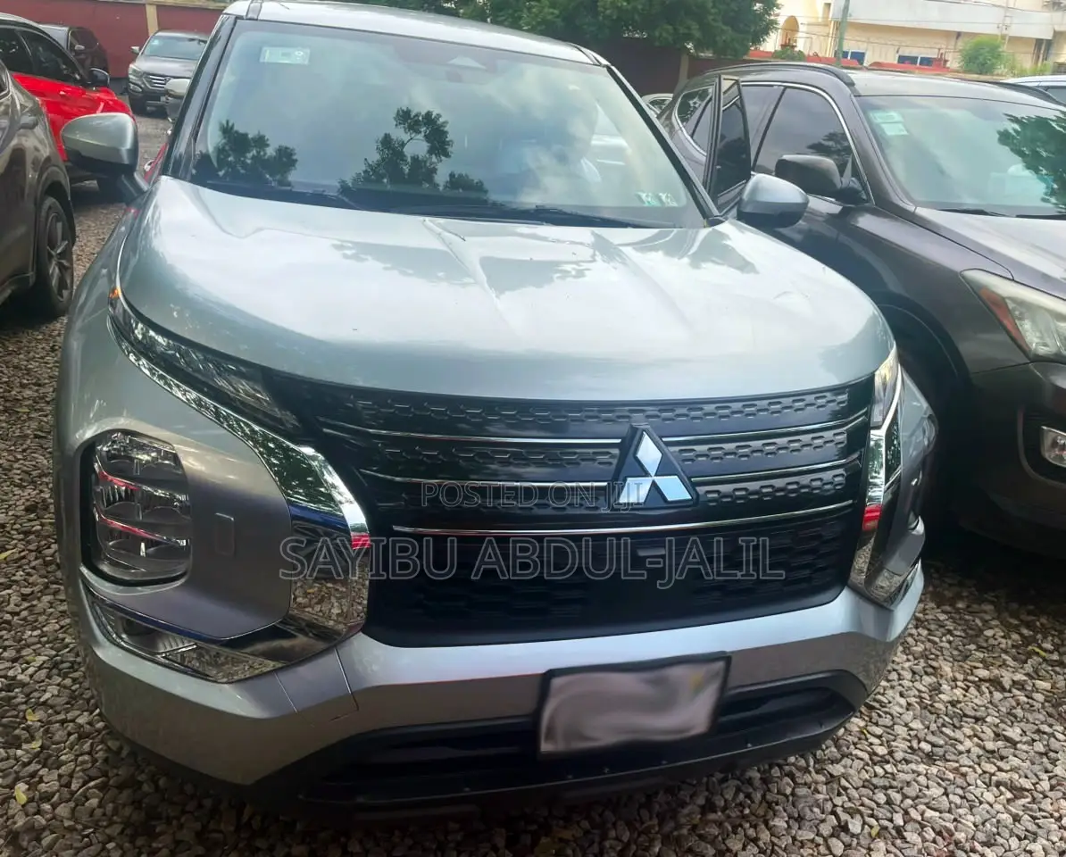 Mitsubishi Outlander 2022 Silver