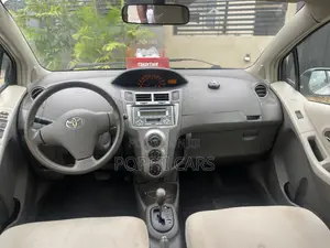 Toyota Vitz 2010 Silver