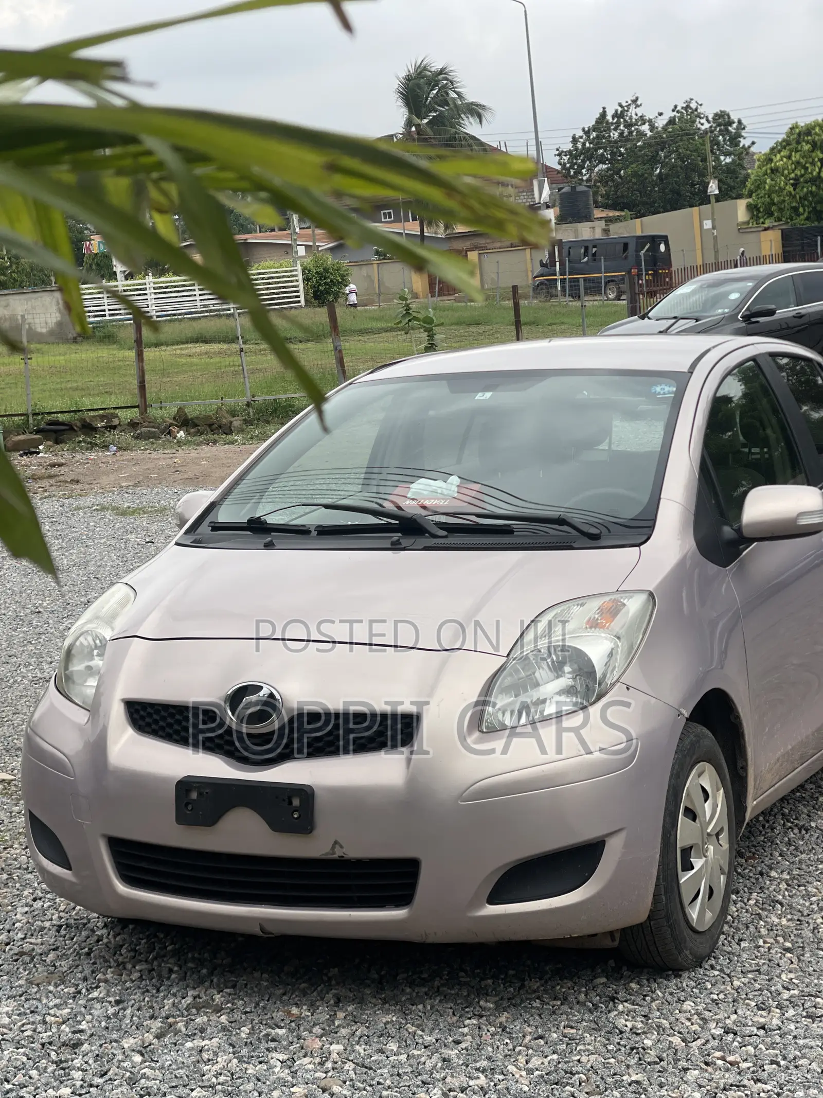Toyota Vitz 2010 Silver