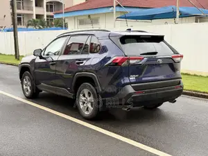 Toyota RAV4 XLE 2025 Blue