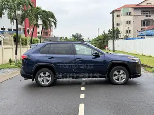 Toyota RAV4 XLE 2025 Blue