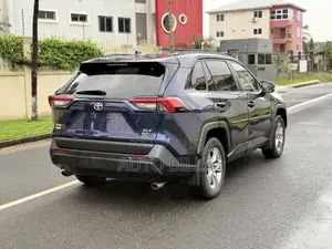 Toyota RAV4 XLE 2025 Blue