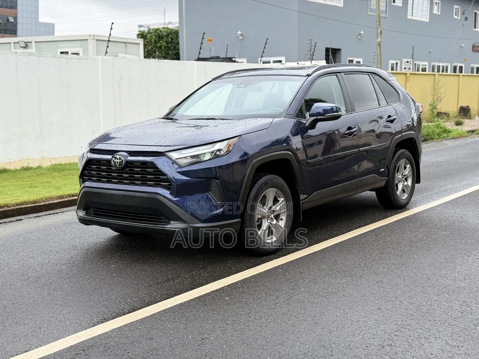 Toyota RAV4 XLE 2025 Blue