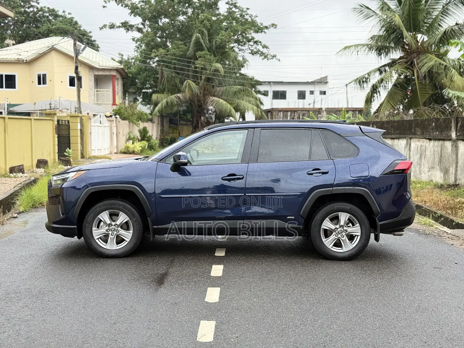 Toyota RAV4 XLE 2025 Blue