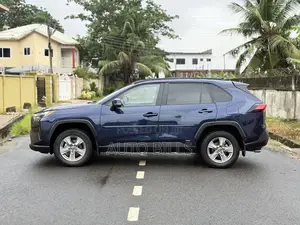 Toyota RAV4 XLE 2025 Blue
