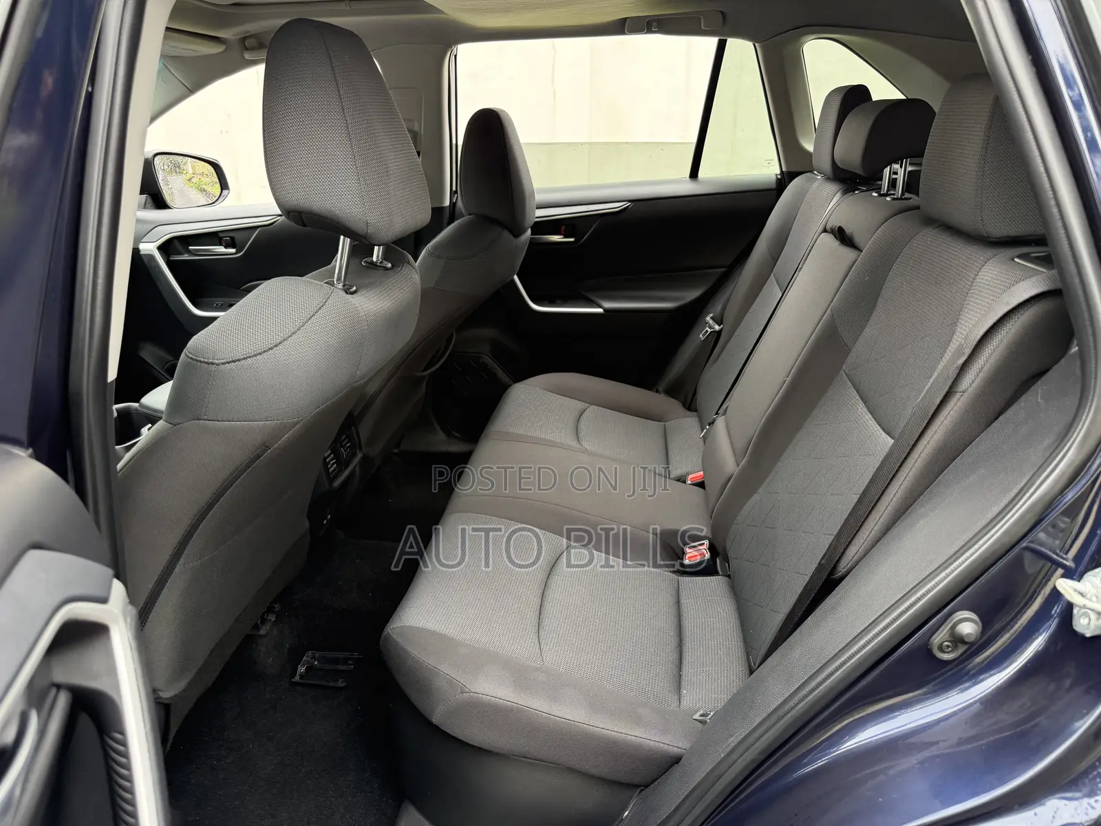 Toyota RAV4 XLE 2025 Blue